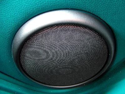 Tips voor de bedrading van de luidsprekers van de audio - systeem van uw auto. Koop voldoende hoeveelheden van de juiste luidsprekerkabels.