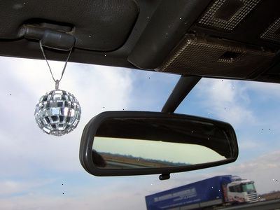 Hoe maak je een achteruitkijkspiegel auto spiegel vervangen. Wacht tot de juiste condities om uw auto te repareren.