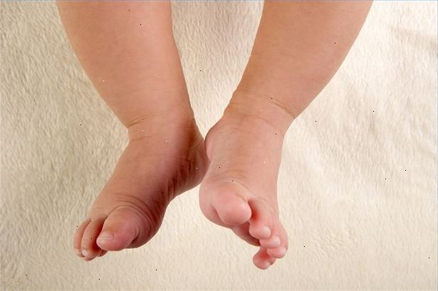 Hoe wordt klei te maken voor de hand van uw baby en voetafdrukken. Uw kind kan niet eeuwig een baby.