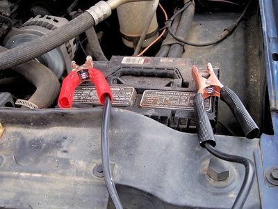 Hoe kunt u uw auto batterij op te laden. Veiligheid staat voorop.