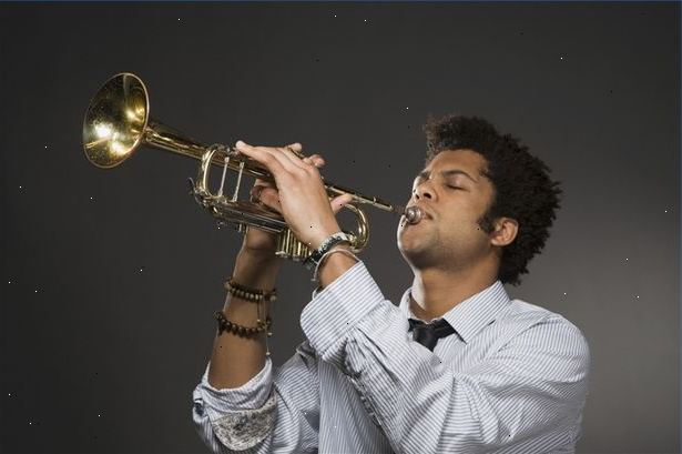 Hoe om te beginnen met de trompet te spelen. De trompet is een van de meer populaire blaasinstrumenten.