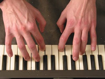 Hoe je jezelf te leren om de piano te spelen. Als u al bekend bent met de noten.