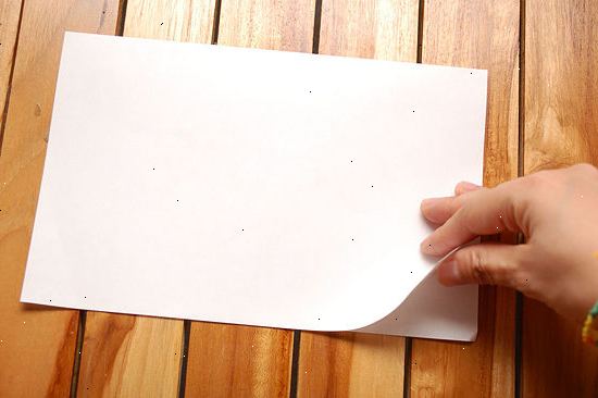 Hoe maak je een papieren bootje dat gewicht bezit te maken. Snij een vel dik papier om het gewenste formaat.