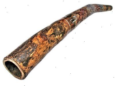 Een didgeridoo creëert een dreunende geluid. Zodra het andere uiteinde van het rietje in je mond, blaas moeilijk.