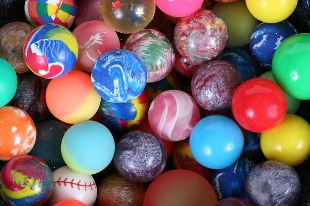 Hoe te bouncy ballen te maken met polymeren. Ballen zijn fantastisch en leuk om te spelen met.