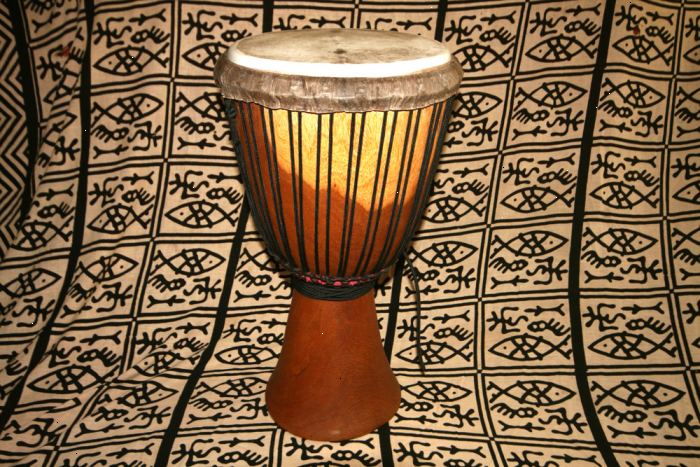 Hoe de fundamentele ritmes en drum tinten gebruiken op djembe drums. Krijgen in een comfortabele zitpositie.