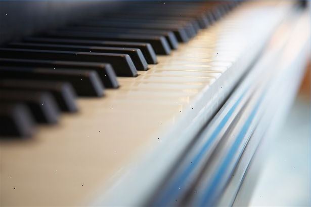Hoe maak je een piano te selecteren. Lees brochures uit verschillende piano fabrikanten.
