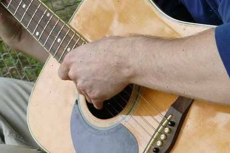 Hoe te tokkelen van een gitaar zonder een pick. De juiste manier van het houden van uw gitaar.