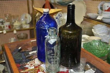Hoe te vintage en antiek bruin glazen flessen te identificeren. Flessen zijn hier en daar verzameld.