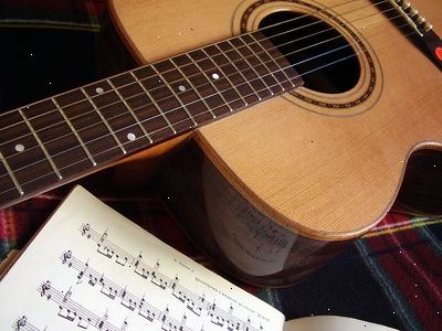 Leren muziek merkt om te spelen piano, gitaar, alle instrumenten. De structuur van bladmuziek.