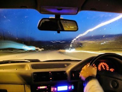 Hoe de lichtkoepel te reinigen in een auto. Draag uw goggle en ga verder met de beschermkap te verwijderen uit de lichtkoepel.