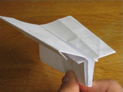 Het bouwen van een eenvoudige en snelle papieren vliegtuigje. Vouw het papier in de helft.