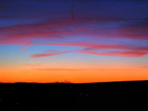 Hoe maak je een zonsondergang op een doek te schilderen. Stel je de aard van de zonsondergang die u wilt op je doek te presenteren.